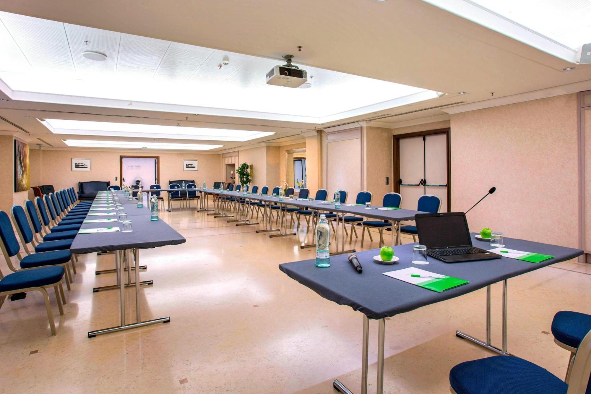 Courtyard By Marriott Rome Central Park Екстер'єр фото